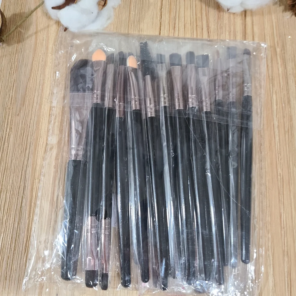 🎊🎊HOST PICK!! 🎊🎊NEW🎊🎊20 PC ROSE GOLD AND BLACK Face Makeup Brush Set